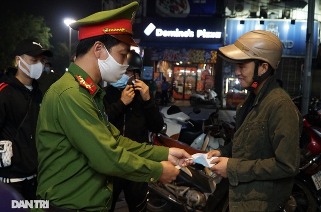 Hanoi fines people for not wearing face masks at pedestrian streets